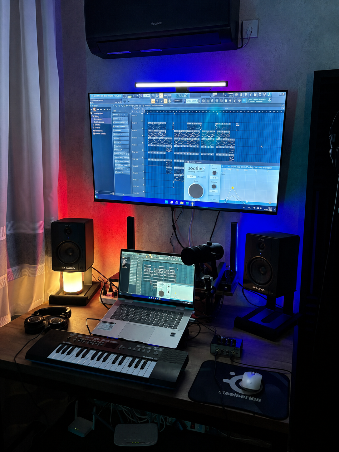 Bridge Studio: монитор, ноутбук и клавиши