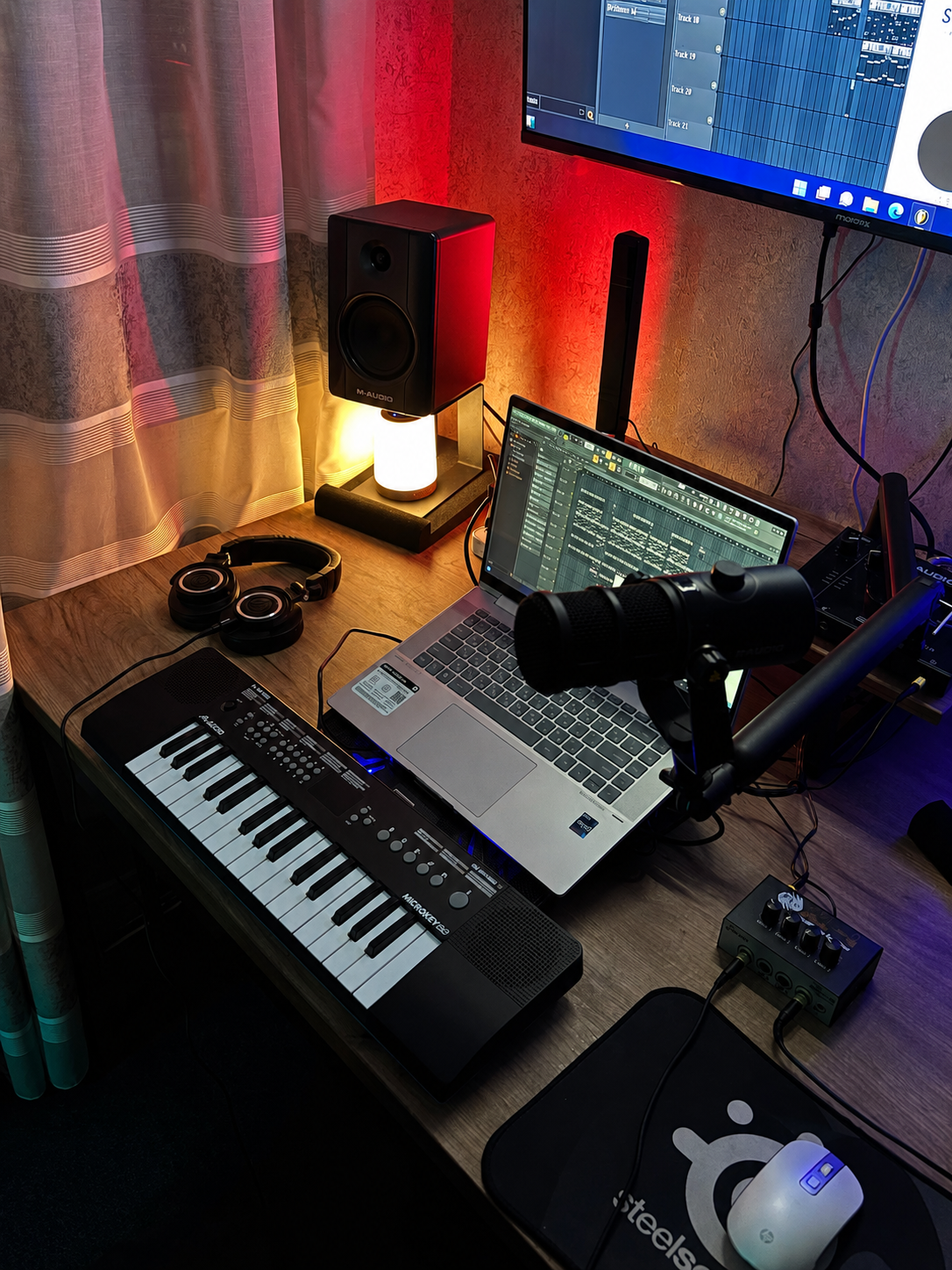 Bridge Studio: клавиши, ноутбук и аудиоинтерфейс
